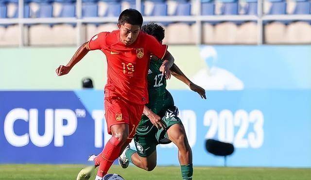 包含东亚杯-朱辰杰冒顶送礼国足首战0-3完败韩国的词条