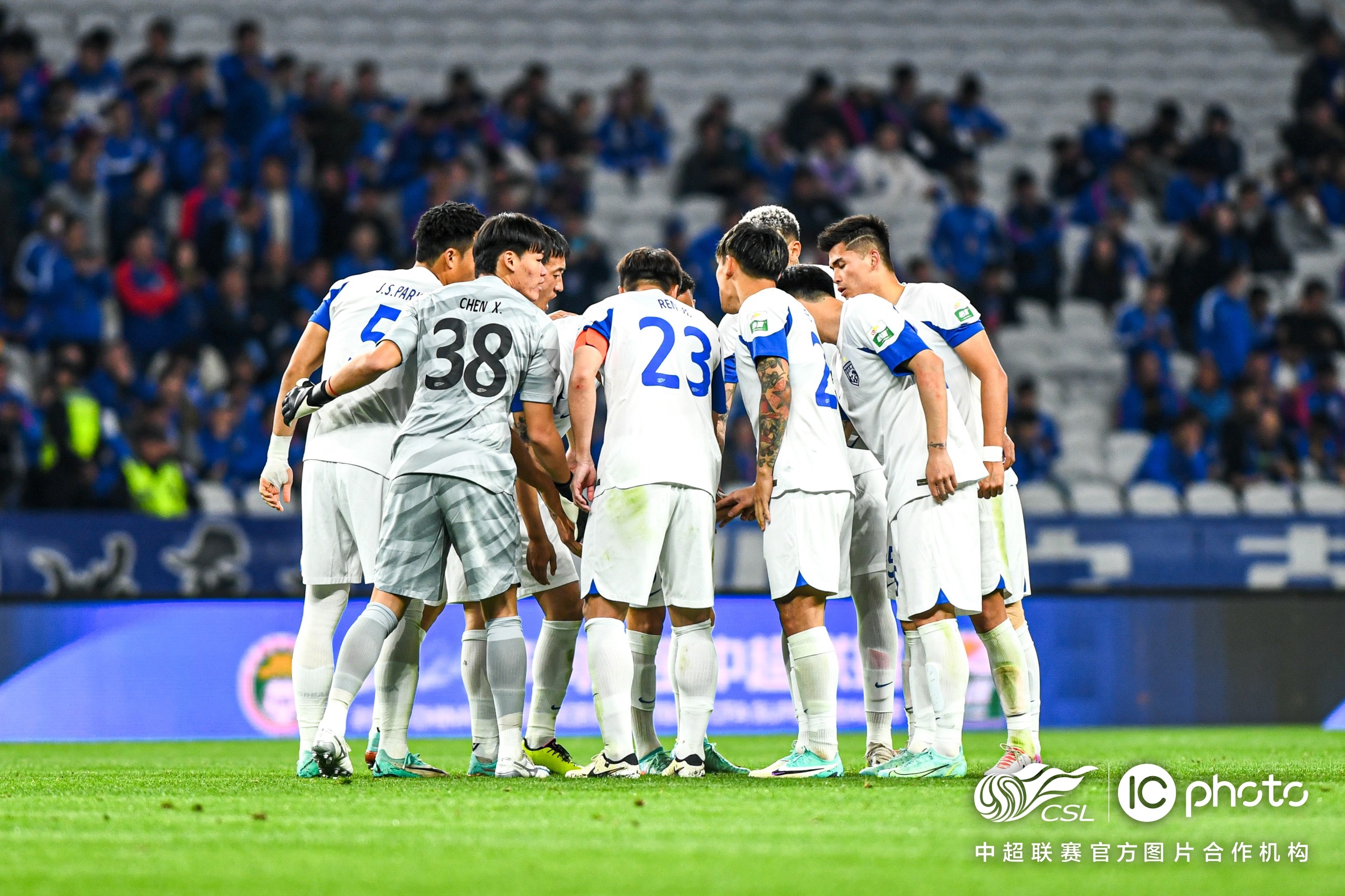 申花引援捡到宝，阿苏埃首秀梅开二度，3国脚连场首发影响榜首战的简单介绍