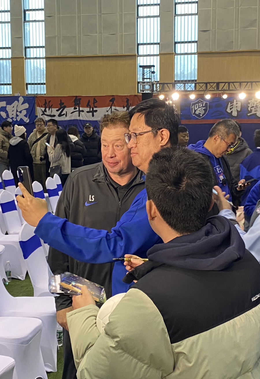 包含斯卢茨基两天选中阿苏埃，申花6天谈判完成的词条