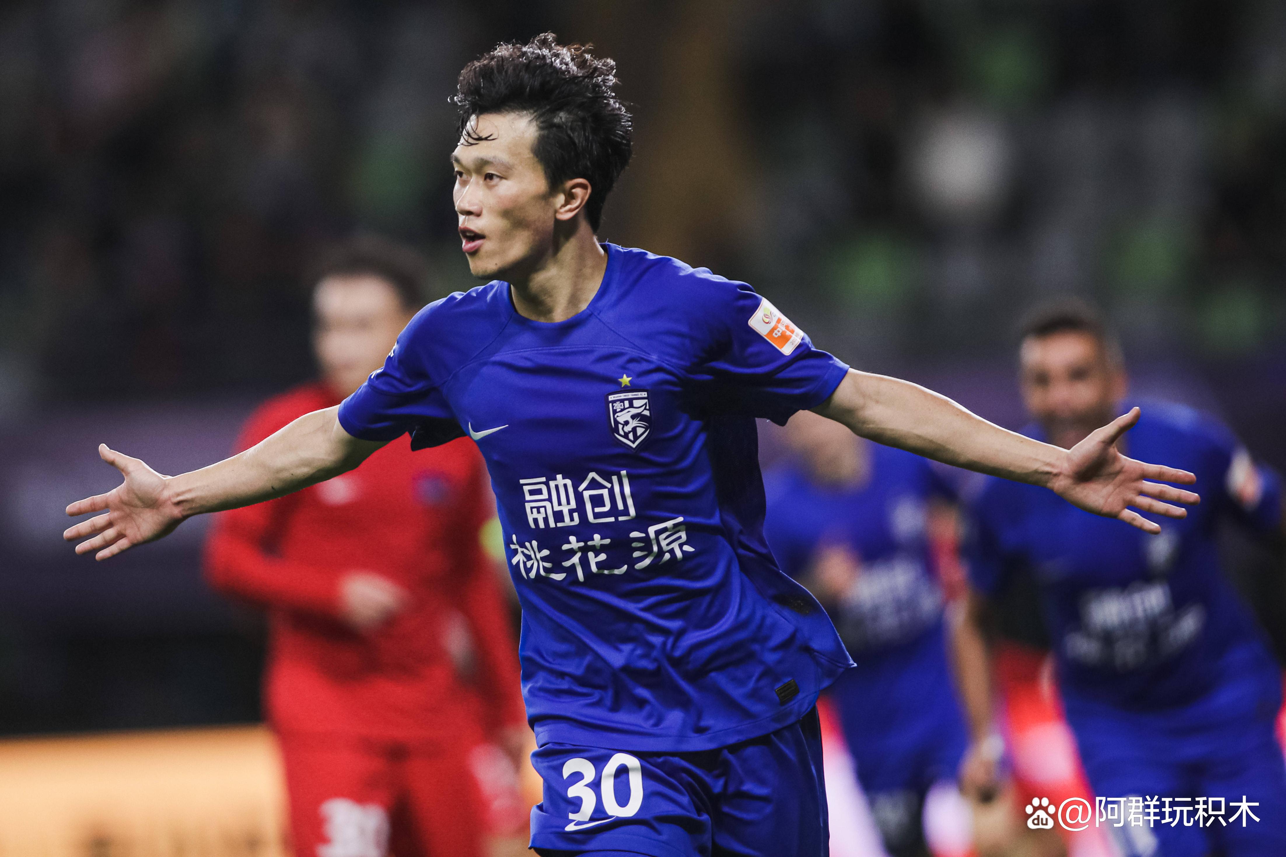 MK体育-标题：中甲球员踢中超？大连替补跑动崩盘，李国旭需学于根伟放手补强