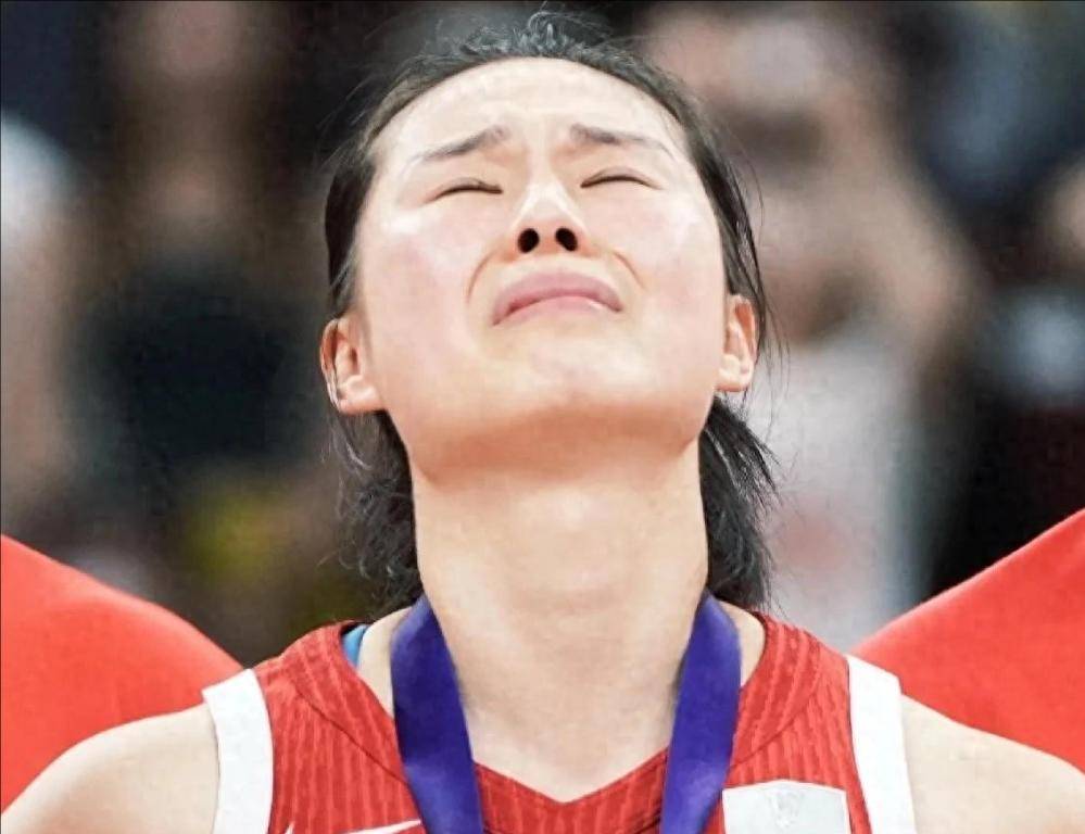MK体育-王思雨22年女篮世预赛个人集锦，对阵美国砍17分6助攻