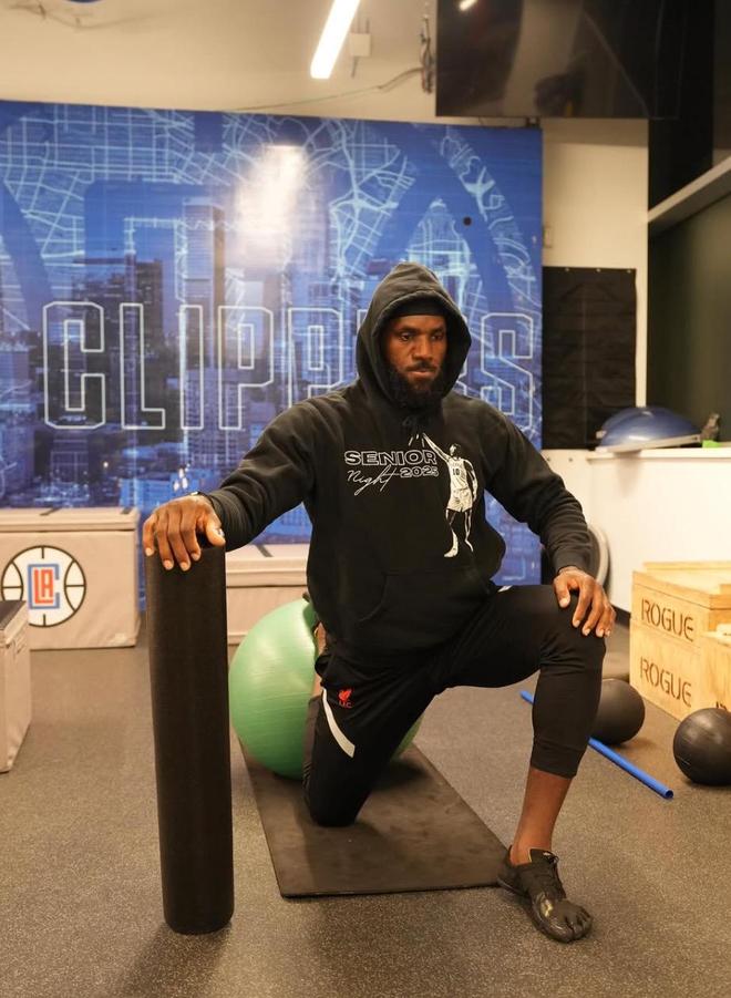 NBA选手在社交媒体上发布日常训练照片，引发粉丝关注
